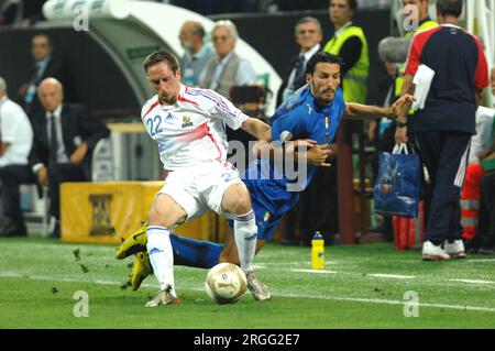 Milano Italia 2007-09-08: Gianluca Zambrotta e Franck Ribery durante la partita Italia-Francia, qualificazioni al Campionato europeo di calcio 2008 Foto Stock