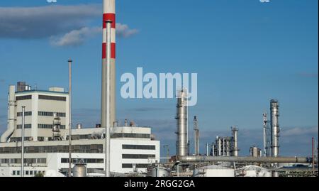 Impianto industriale petrolchimico di proprietà di OMV AG alla periferia di Vienna, Austria Foto Stock