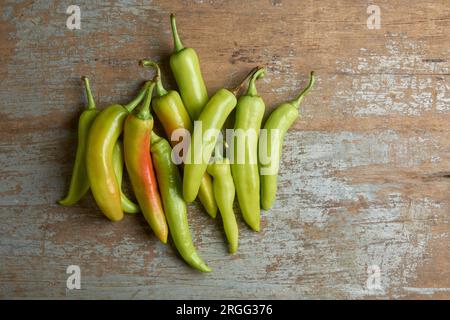 pila di peperoni di banana sul tavolo, capsicum annuum, peperoncino molto diffuso lungo, dalla forma curva, con calore delicato, piccante e leggermente dolce Foto Stock