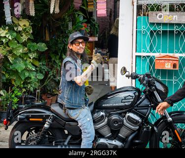 Ciclista tailandese che fuma erba a Chiang mai Foto Stock