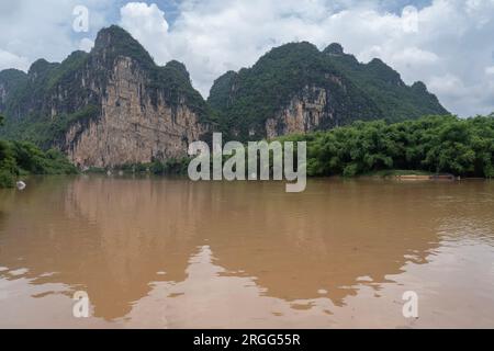 (230809) -- NINGMING, 9 agosto 2023 (Xinhua) -- questa foto scattata l'8 agosto 2023 mostra le montagne Huashan (L) nella città di Chongzuo, nella regione autonoma del Guangxi Zhuang nel sud della Cina. Il sito di Zuojiang Huashan ospita oltre 1.900 disegni ben conservati sulla faccia delle montagne Huashan lungo il fiume Zuojiang e il suo affluente Mingjiang a Chongzuo. I dipinti di rosso brunastro, creati dal periodo degli Stati combattenti (475-221 a.C.) alla dinastia Han orientale (25-220), raffigurano i sacrifici del popolo Luoyue, antenati dell'odierna minoranza etnica Zhuang. Si dice che le immagini principali di Foto Stock