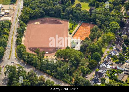 Vista aerea, campo sportivo Friesenplatz al porto di Rheinpreußenhafen con ponte sollevatore, Alt-Homberg, Duisburg, zona della Ruhr, Renania settentrionale-Vestfalia, Germania Foto Stock