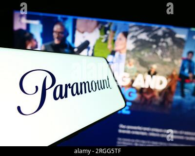 Telefono cellulare con logo della società americana di intrattenimento Paramount Global sullo schermo davanti al sito Web aziendale. Mettere a fuoco sul lato sinistro del display del telefono. Foto Stock