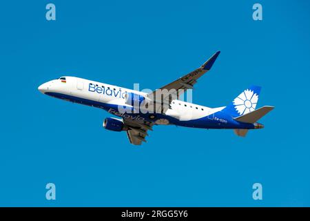 Boryspil, Ucraina - 20 agosto 2020: L'aereo Embraer E175 (EW-510PO) di Belavia decolla dall'aeroporto di Boryspil Foto Stock