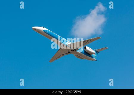 Boryspil, Ucraina - 20 agosto 2020: L'aereo Embraer ERJ-145 (UR-DPB) di Windrose Airlines decolla dall'aeroporto di Boryspil Foto Stock