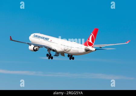 Boryspil, Ucraina - 20 agosto 2020: L'aereo Airbus A330-300 (TC-LND) di Turkish Airlines decolla dall'aeroporto di Boryspil Foto Stock