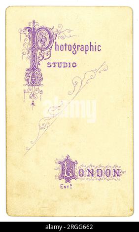 Retro dell'originale British Victorian CDV (carte de visite o biglietto da visita) con spazio per il proprio testo o messaggio, spazio invito/copia. testo stati Studio fotografico. circa 1878 Foto Stock