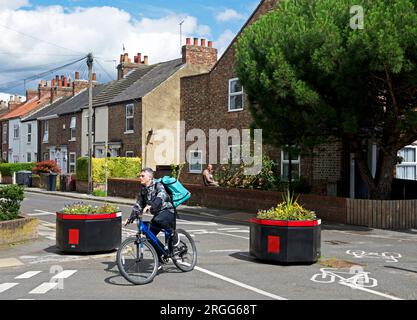 Controverse misure di calmante del traffico nella zona di Groves di York, North Yorkshire, Inghilterra, Regno Unito Foto Stock
