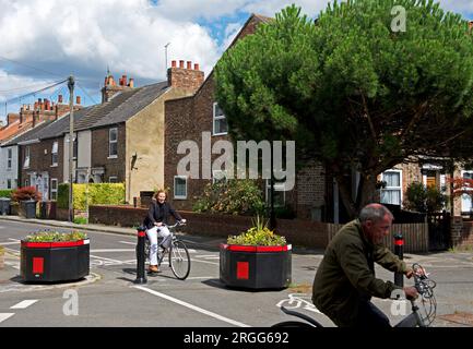 Controverse misure di calmante del traffico nella zona di Groves di York, North Yorkshire, Inghilterra, Regno Unito Foto Stock