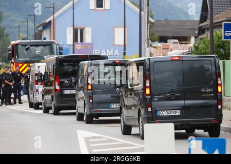 Wintzenheim, Francia. 9 agosto 2023. Hearses è in attesa sulla scena dell'incidente. Dopo un incendio in una casa vacanze, la polizia francese crede che nove persone siano morte finora. L'incendio scoppiò intorno alle 6.30 in una casa vacanze che aveva ospitato due gruppi di adulti disabili con disabilità mentali lievi che avevano viaggiato da Nancy. Credito: Philipp von Ditfurth/dpa/Alamy Live News Foto Stock