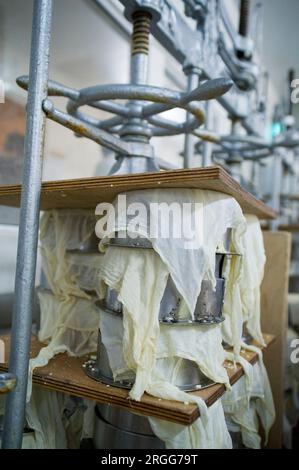 Produzione di formaggio Caerphilly presso il caseificio Westcombe nel Somerset. Foto Stock