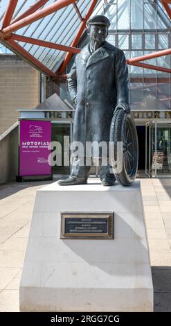 Statua commemorativa di Edward Montagu - III barone Montagu di Beaulieu - all'ingresso del National Motor Museum, Beaulieu, New Forest, Hampshire, Regno Unito Foto Stock