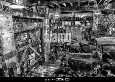 Esposizione di oggetti per auto esposti in un garage degli anni '1930 al National Motor Museum, Beaulieu, New Forest, Hampshire, Inghilterra, REGNO UNITO. Foto Stock