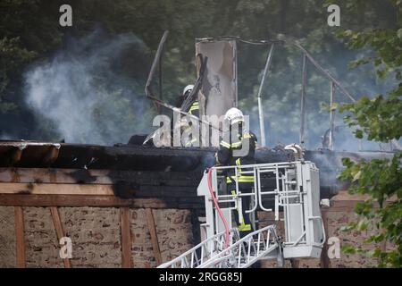 Wintzenheim, Francia. 9 agosto 2023. I vigili del fuoco lavorano sulla scena dell'incidente. Credito: Philipp von Ditfurth/dpa/Alamy Live News Foto Stock