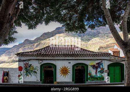 Fataga, hermosa tienda en este hermoso pueblo con casas blancas, Calles estrechas y muchas flores. Montañas al fondo, Gran Canaria, España Foto Stock