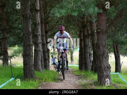 Il britannico Chris Hutchens gareggia nella gara maschile Elite e-MTB Cross-Country durante il settimo giorno dei Campionati del mondo di ciclismo UCI 2023 al Glentress Mountain Bike Trail Centre di Peebles. Data foto: Mercoledì 9 agosto 2023. Foto Stock