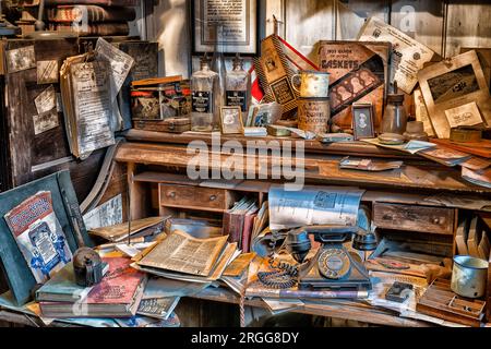 Ufficio disordinato presso il Motor Works Garage presso il National Motor Museum, Beaulieu, New Forest, Hampshire, Inghilterra, REGNO UNITO. Foto Stock