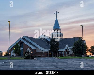 Vista al tramonto della chiesa cattolica di Santa Monica a Edmond, Oklahoma Foto Stock