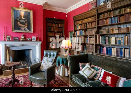 Vista interna della biblioteca di Beaulieu Palace House, Beaulieu, New Forest, Hampshire, Inghilterra, REGNO UNITO. Foto Stock