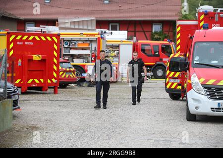 Wintzenheim, Francia. 9 agosto 2023. I vigili del fuoco sono al lavoro dopo un incendio scoppiato in una casa per disabili a Wintzenheim, vicino a Colmar, nella Francia orientale, il 9 agosto 2023. Undici persone sono rimaste uccise quando un incendio ha distrutto un paio di case vacanza annesse che ospitavano persone con disabilità mentali in una pittoresca città della Francia orientale il mercoledì mattina presto. Foto di Vincent Voegtlin/ABACAPRESS.COM Credit: Abaca Press/Alamy Live News Foto Stock