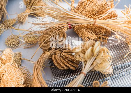 Vari materiali, sisal, rafia, cavi, per la realizzazione di tavoli, decorazioni per pareti e finestre Foto Stock