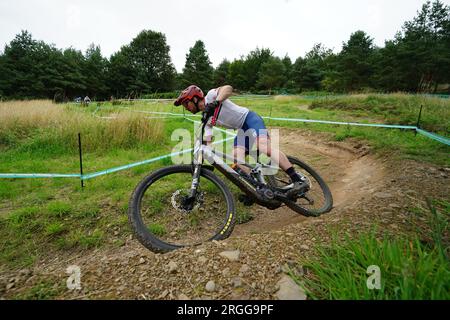 Il britannico Chris Hutchens gareggia nella gara maschile Elite e-MTB Cross-Country durante il settimo giorno dei Campionati del mondo di ciclismo UCI 2023 al Glentress Mountain Bike Trail Centre di Peebles. Data foto: Mercoledì 9 agosto 2023. Foto Stock