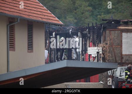 Wintzenheim, Francia. 9 agosto 2023. I vigili del fuoco sono al lavoro dopo un incendio scoppiato in una casa per disabili a Wintzenheim, vicino a Colmar, nella Francia orientale, il 9 agosto 2023. Undici persone sono rimaste uccise quando un incendio ha distrutto un paio di case vacanza annesse che ospitavano persone con disabilità mentali in una pittoresca città della Francia orientale il mercoledì mattina presto. Foto di Vincent Voegtlin/ABACAPRESS.COM Credit: Abaca Press/Alamy Live News Foto Stock