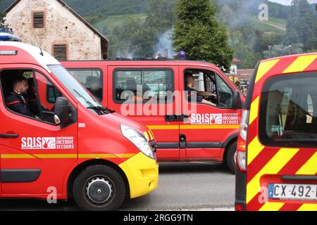 Wintzenheim, Francia. 9 agosto 2023. I vigili del fuoco sono al lavoro dopo un incendio scoppiato in una casa per disabili a Wintzenheim, vicino a Colmar, nella Francia orientale, il 9 agosto 2023. Undici persone sono rimaste uccise quando un incendio ha distrutto un paio di case vacanza annesse che ospitavano persone con disabilità mentali in una pittoresca città della Francia orientale il mercoledì mattina presto. Foto di Vincent Voegtlin/ABACAPRESS.COM Credit: Abaca Press/Alamy Live News Foto Stock