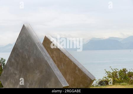 Isola di Naoshima, Giappone - 12 aprile 2023; primo piano dell'opera d'arte Three Square Vertical Diagonal di George Rickey nel Benesse House Museum con in backgroun Foto Stock