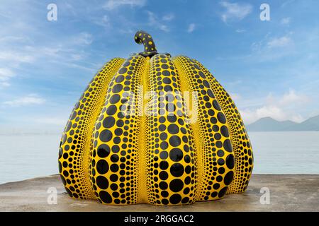 Isola di Naoshima, Giappone - 12 aprile 2023; primo piano dell'iconica zucca gialla dell'artista Yayoi Kusama all'esterno del museo di arte contemporanea Benesse House alo Foto Stock