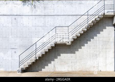 Isola di Naoshima, Giappone - 12 aprile 2023; scalinata in acciaio e cemento con ombra di gradini su pareti di cemento facciate discrete della Casa Benesse Foto Stock