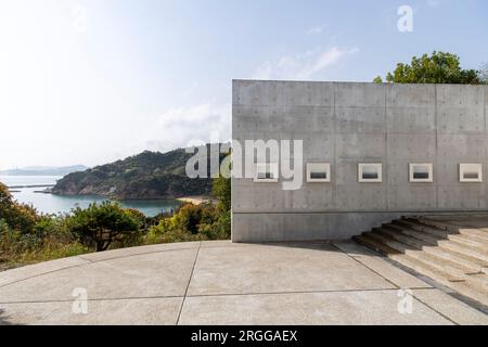 Isola di Naoshima, Giappone - 12 aprile 2023; passerella circolare con vista interna con una persona contro le pareti di cemento della Benesse House (cont Foto Stock