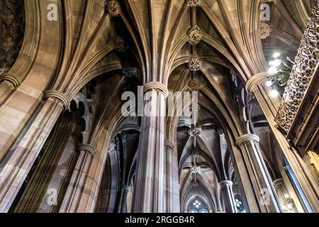 Soffitto della scala della John Rylands Library, Manchester, Regno Unito Foto Stock