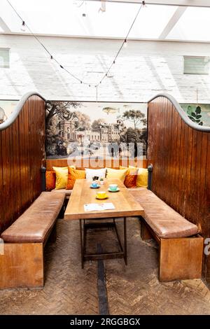 Interno dello Stables Cafe in vecchie stalle convertite dalla Orleans House Gallery, Twickenham, Londra, Inghilterra Foto Stock