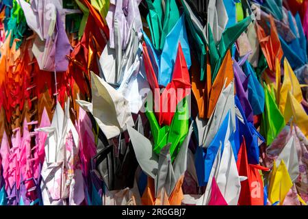 Vista ravvicinata che riempie le immagini dei colorati uccelli della gru di carta Origami, un tradizionale gioco giapponese di piegare carta dal design elaborato in molte forme Foto Stock