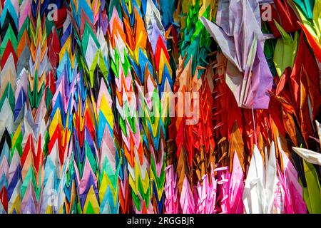 Vista ravvicinata che riempie le immagini dei colorati uccelli della gru di carta Origami, un tradizionale gioco giapponese di piegare carta dal design elaborato in molte forme Foto Stock