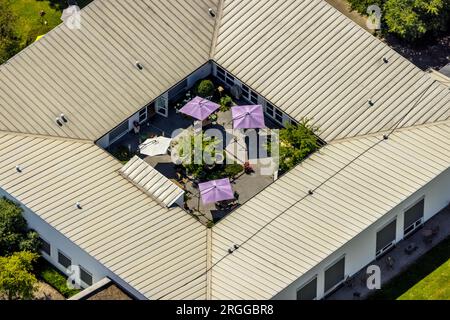 Vista aerea, Malteser Hospizzentrum St Raffaello, con ombrelloni nel cortile, Huckingen, Duisburg, Ruhr, Renania settentrionale-Vestfalia, Germania Foto Stock