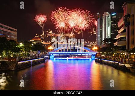 Singapore. 9 agosto 2023. I fuochi d'artificio illuminano il cielo durante la National Day Parade al Padang di Singapore il 9 agosto 2023. Singapore ha tenuto una Parata della giornata Nazionale il mercoledì per celebrare il suo 58° anniversario a Padang, un campo da gioco aperto vicino all'iconica Marina Bay, con uno spettacolo militare, spettacoli e fuochi d'artificio. Crediti: Poi Chih Wey/Xinhua/Alamy Live News Foto Stock