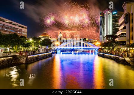 Singapore. 9 agosto 2023. I fuochi d'artificio illuminano il cielo durante la National Day Parade al Padang di Singapore il 9 agosto 2023. Singapore ha tenuto una Parata della giornata Nazionale il mercoledì per celebrare il suo 58° anniversario a Padang, un campo da gioco aperto vicino all'iconica Marina Bay, con uno spettacolo militare, spettacoli e fuochi d'artificio. Crediti: Poi Chih Wey/Xinhua/Alamy Live News Foto Stock