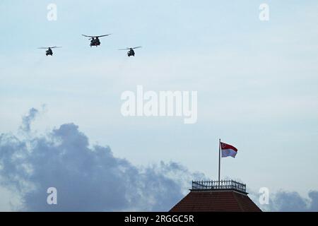 Singapore. 9 agosto 2023. Gli aerei volano in formazione durante la National Day Parade a Singapore, Padang, il 9 agosto 2023. Singapore ha tenuto una Parata della giornata Nazionale il mercoledì per celebrare il suo 58° anniversario a Padang, un campo da gioco aperto vicino all'iconica Marina Bay, con uno spettacolo militare, spettacoli e fuochi d'artificio. Crediti: Poi Chih Wey/Xinhua/Alamy Live News Foto Stock