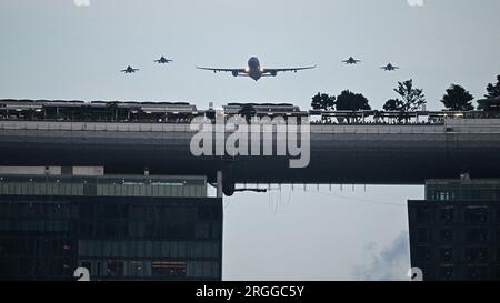 Singapore. 9 agosto 2023. Gli aerei volano in formazione durante la National Day Parade a Singapore, Padang, il 9 agosto 2023. Singapore ha tenuto una Parata della giornata Nazionale il mercoledì per celebrare il suo 58° anniversario a Padang, un campo da gioco aperto vicino all'iconica Marina Bay, con uno spettacolo militare, spettacoli e fuochi d'artificio. Crediti: Poi Chih Wey/Xinhua/Alamy Live News Foto Stock