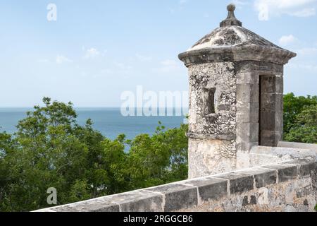 Torre di Guardia e vista sull'oceano presso il Museo delle navi e del forte delle armi di San José el alto. Campeche, Messico Foto Stock