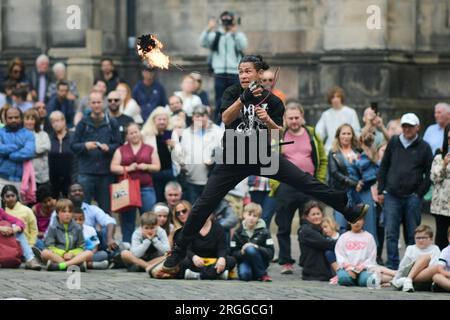 Edinburgh Scotland, UK 09 agosto 2023. Gli artisti del Royal Mile intratterranno la folla durante il Festival di Edimburgo, accreditando le notizie dal vivo di sst/alamy Foto Stock