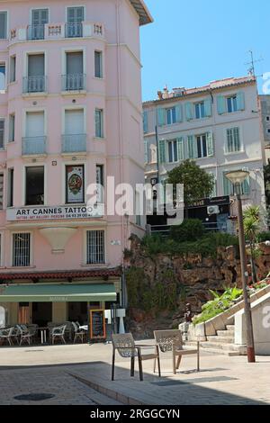 Pittoresco angolo di Cannes vicino al porto nella zona del Vieux Port. Gli edifici tradizionali con tapparelle ospitano bar, ristoranti e servizi moderni Foto Stock