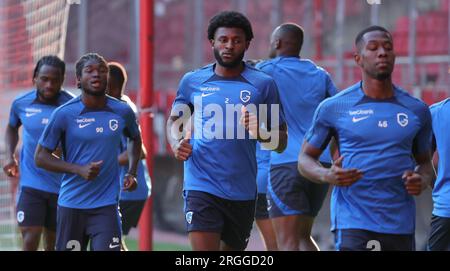 Pireo, Grecia. 9 agosto 2023. Mark McKenzie di Genk raffigurato in azione durante una sessione di allenamento della squadra di calcio belga KRC Genk, mercoledì 9 agosto 2023 al Pireo, in Grecia. Il club si sta preparando per la partita di domani contro l'Olympiacos F.C. greco nel terzo turno di qualificazione per la UEFA Europa League. BELGA PHOTO VIRGINIE LEFOUR Credit: Belga News Agency/Alamy Live News Foto Stock