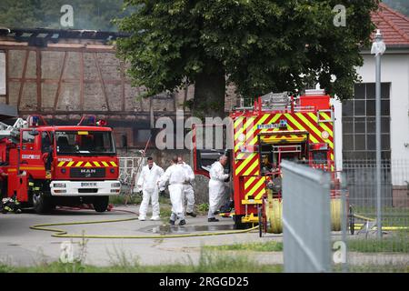 Wintzenheim, Francia. 9 agosto 2023. I vigili del fuoco sono al lavoro dopo un incendio scoppiato in una casa per disabili a Wintzenheim, vicino a Colmar, nella Francia orientale, il 9 agosto 2023. Undici persone sono rimaste uccise quando un incendio ha distrutto un paio di case vacanza annesse che ospitavano persone con disabilità mentali in una pittoresca città della Francia orientale il mercoledì mattina presto. Foto di Vincent Voegtlin/ABACAPRESS.COM Credit: Abaca Press/Alamy Live News Foto Stock