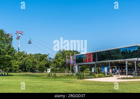 Mannheim, Germania - 26.05.2023: Stazione della funivia. La funivia collega il Luisenpark con il Parco Spinelli durante il Bundesgartenschau (federale Foto Stock