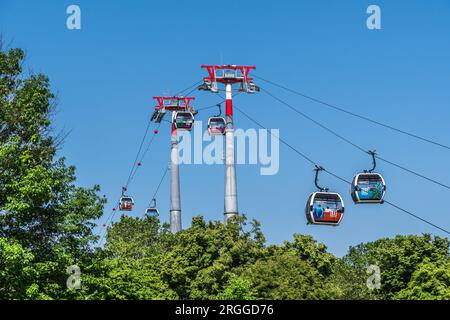 Mannheim, Germania - 26.05.2023: La funivia collega il Luisenpark con il Parco Spinelli durante il Bundesgartenschau (spettacolo federale dell'orticoltura). Foto Stock