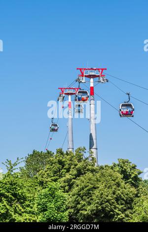 Mannheim, Germania - 26.05.2023: La funivia collega il Luisenpark con il Parco Spinelli durante il Bundesgartenschau (spettacolo federale dell'orticoltura). Foto Stock