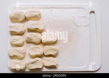 gnocchi pigri sul tagliere Foto Stock